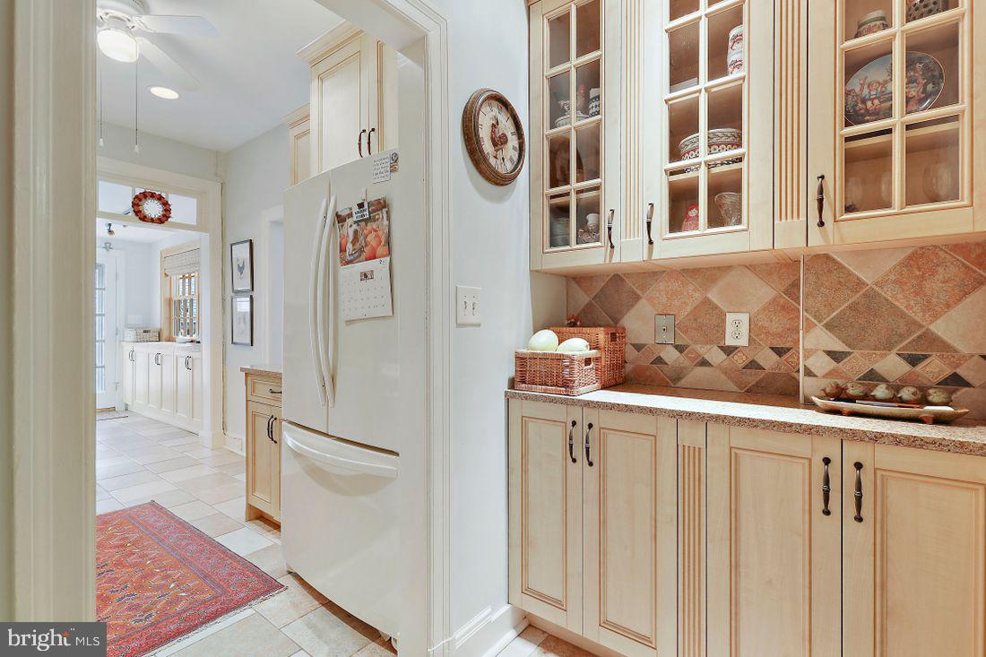 4227 Wickford Road Baltimore, MD 21210 - Photo 17 of 69 kitchen and bar area