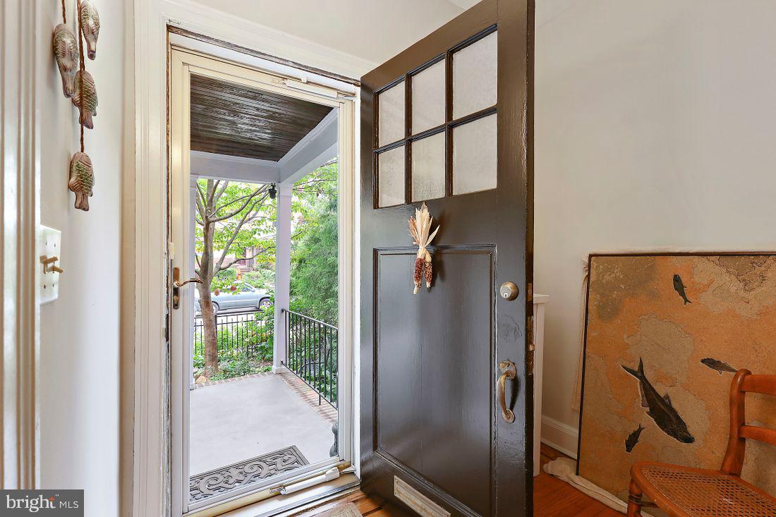 4227 Wickford Road Baltimore, MD 21210 - Photo 4 of 69 Enter and enjoy!