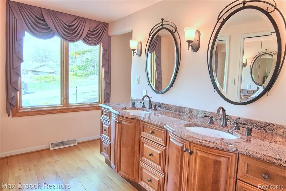 638 Overbrook Road Bloomfield Hills, MI 48302 - Photo 17 of 41 Master_Bathroom.jpg
