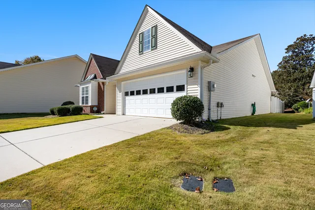 a view of a house with a yard