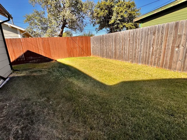 a view of a backyard