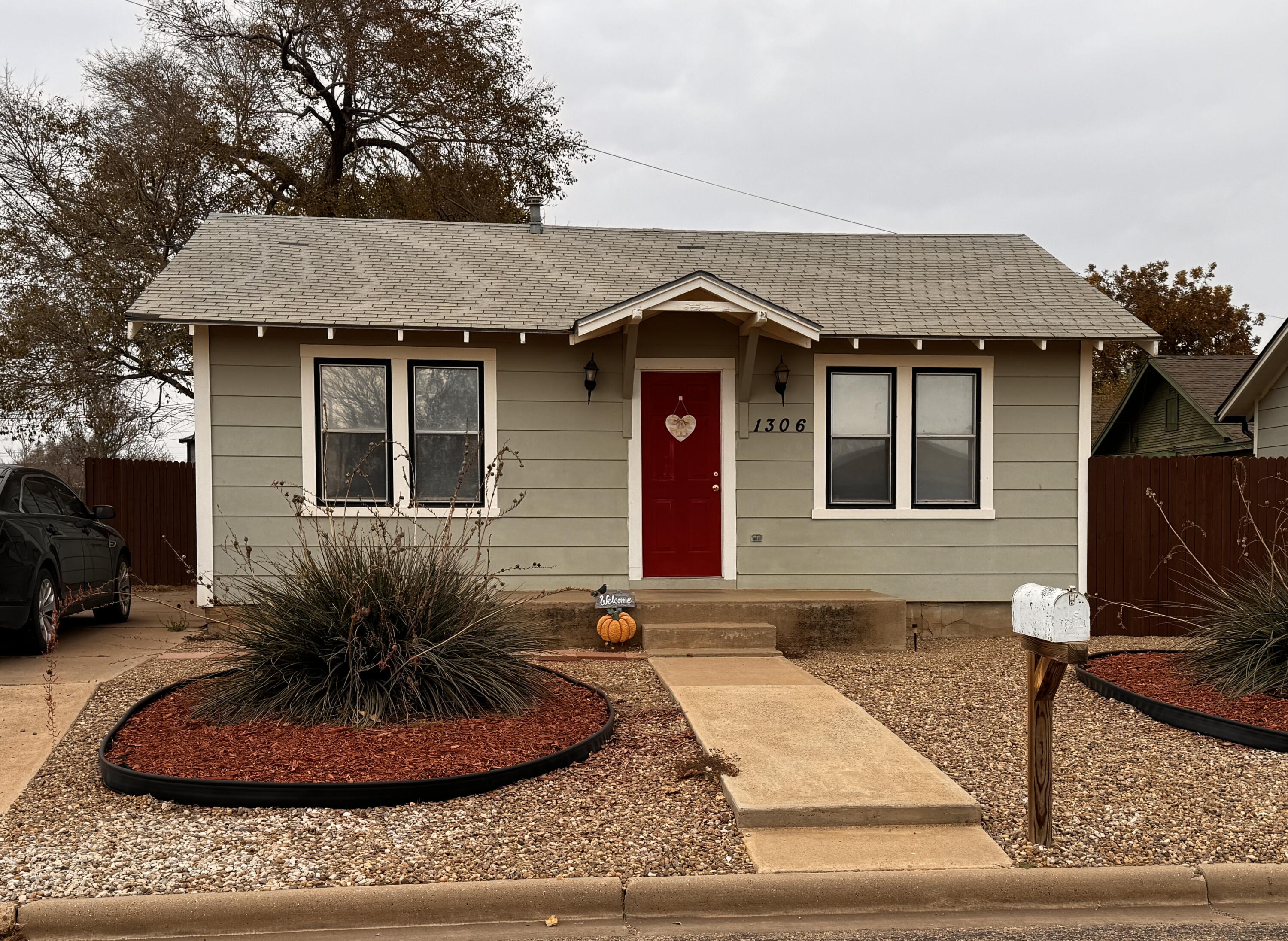 1001 Lexington Plainview, TX 79072 - Photo 31 of 31 a front view of a house with entertaining space