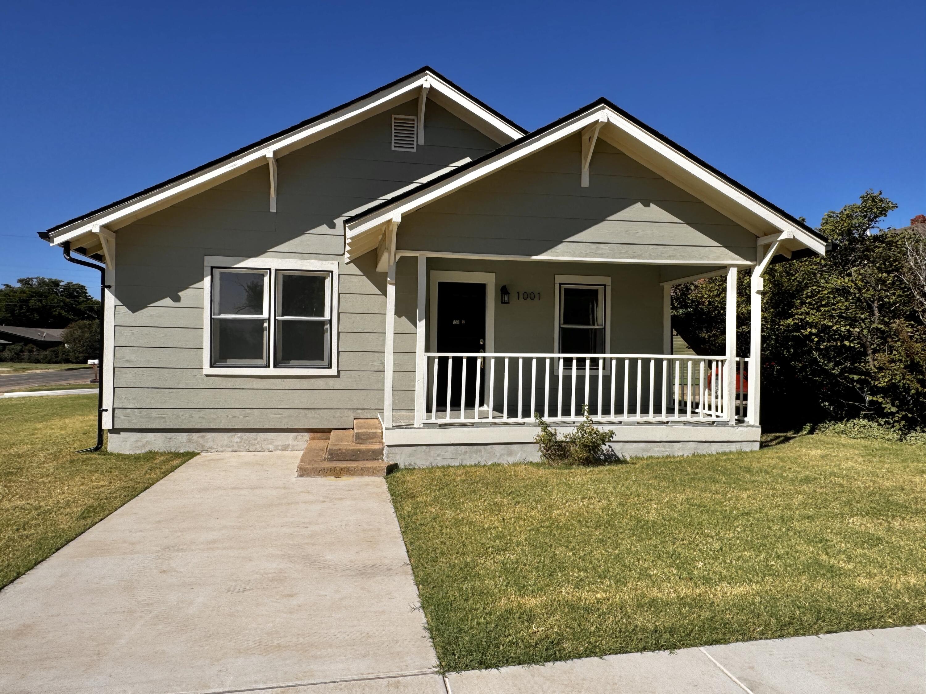 1001 Lexington Plainview, TX 79072 - Photo 5 of 31 a front view of a house with garage