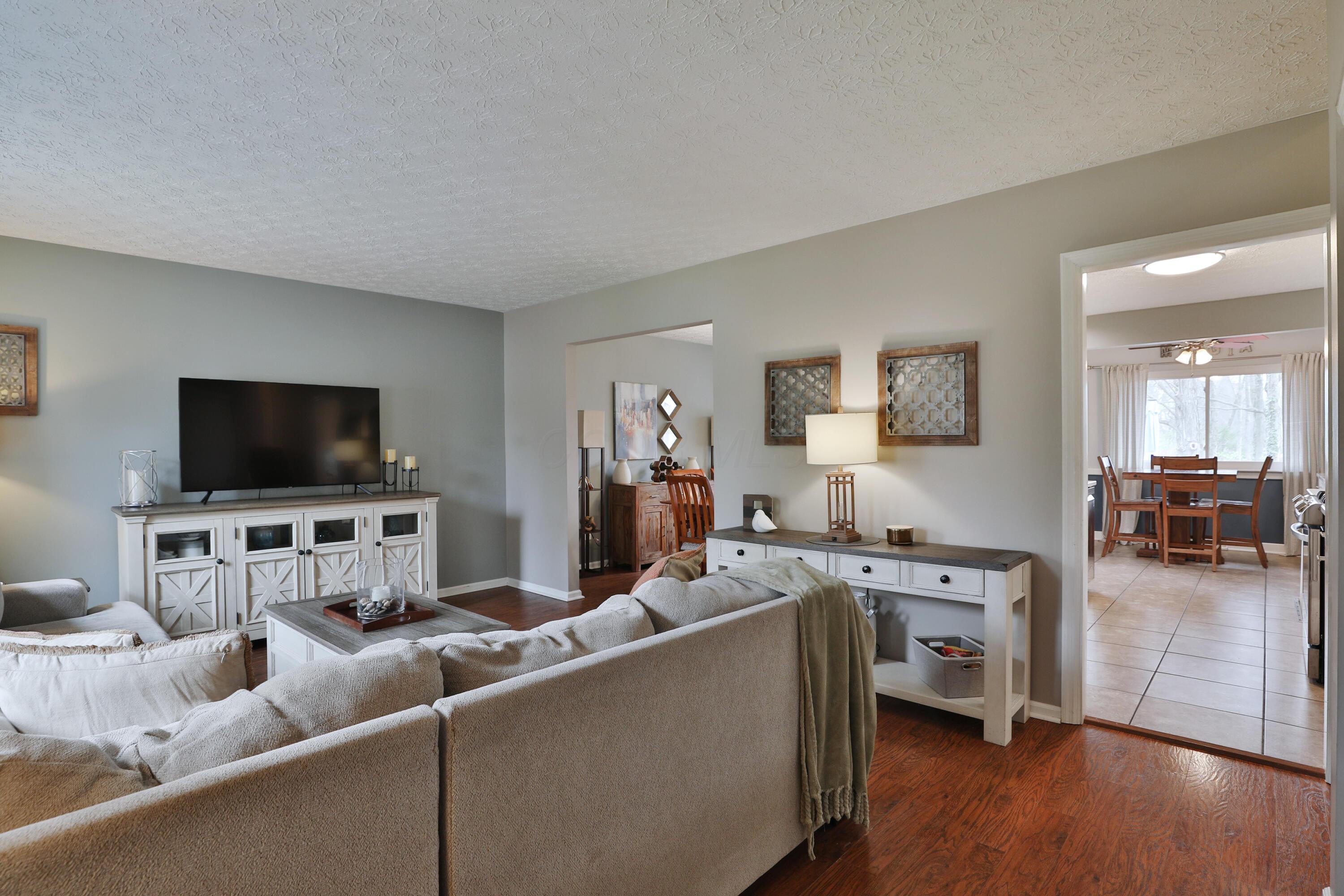 7044 Linworth Road Columbus, OH 43235 - Photo 9 of 48 Living room