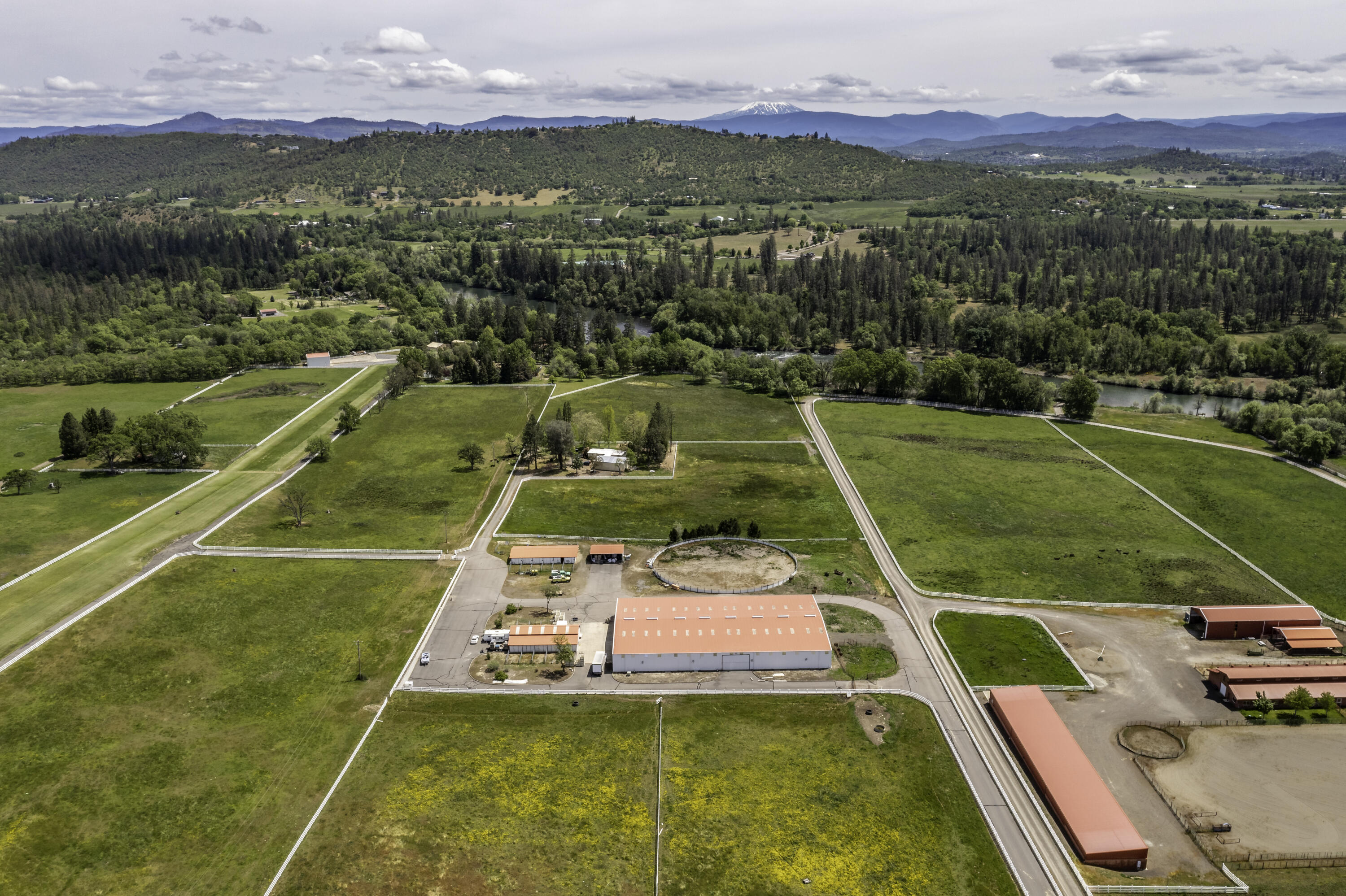 12210 Modoc Road White City, OR 97503 - Photo 29 of 34 a view of a tennis court