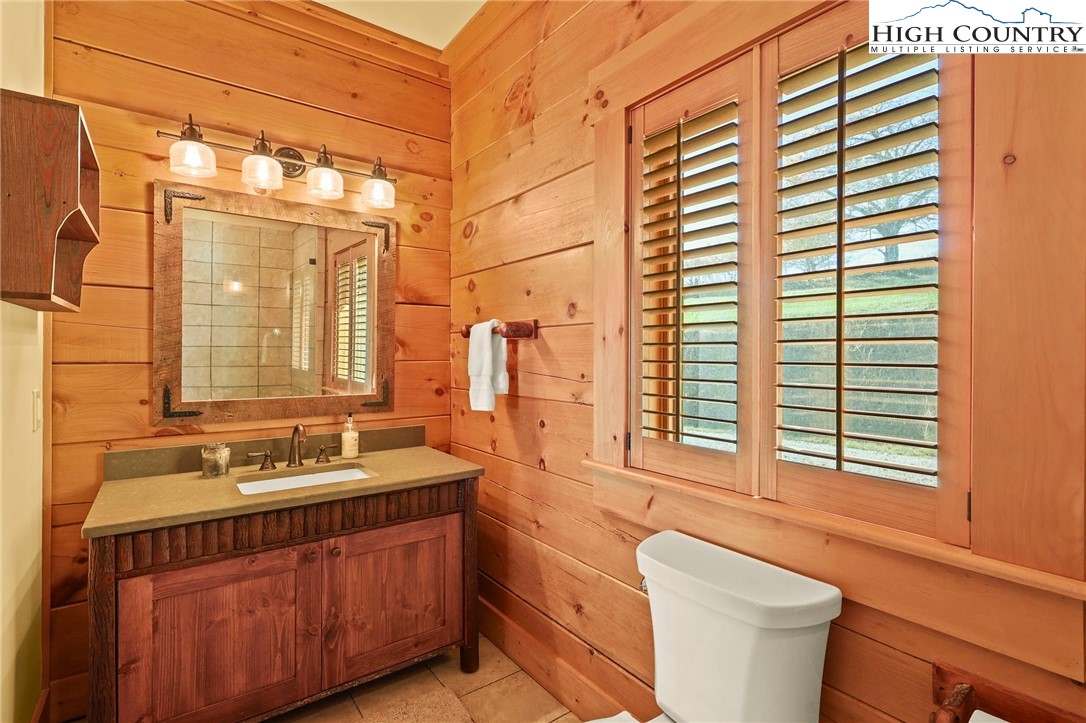 584 Grey Fox Ridge Road Banner Elk, NC 28604 - Photo 18 of 50 a bathroom with a sink a toilet and a bathtub