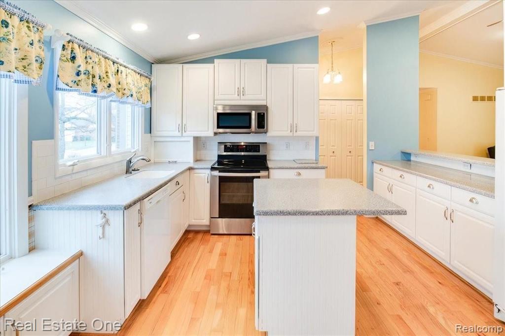 2051 Warrington Road Rochester Hills, MI 48307 - Photo 9 of 64