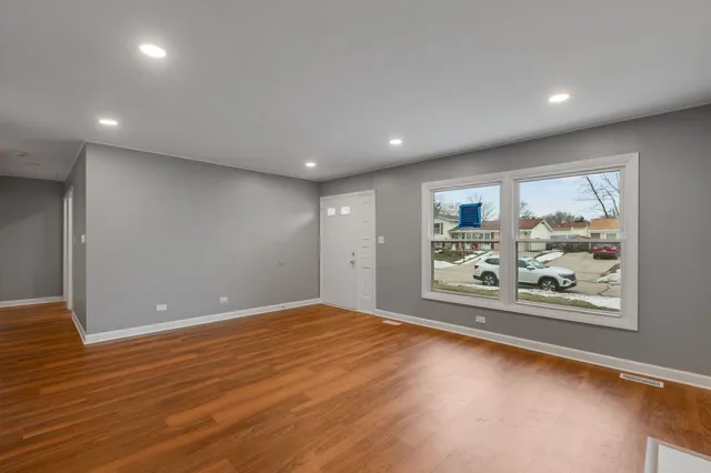 $325,000 | 1330 East Kennedy Drive, Streamwood, IL 60107