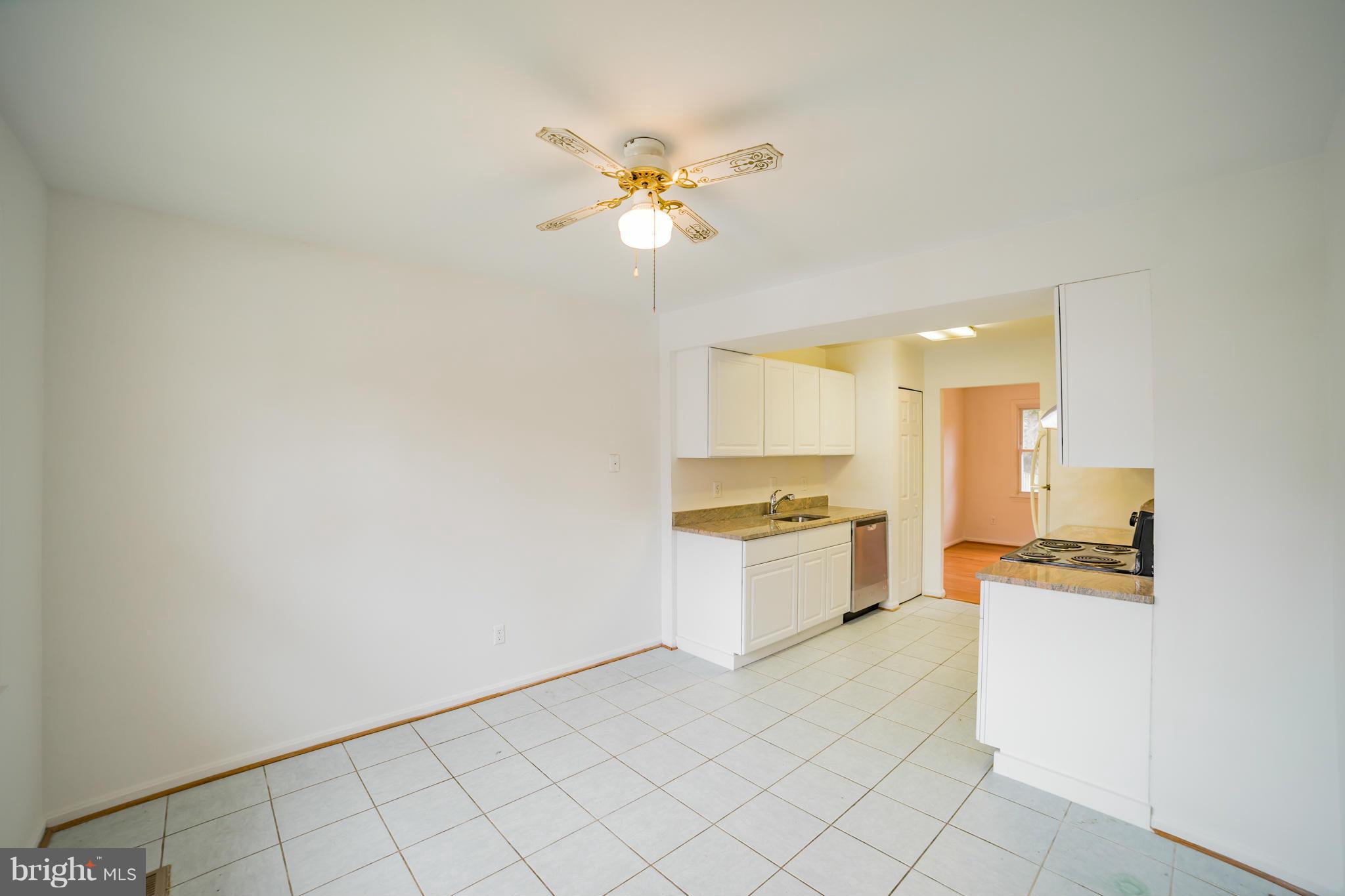 38 Oak Shade Road Gaithersburg, MD 20878 - Photo 3 of 22 Kitchen to the Left