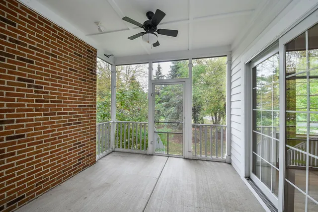 a view of livingroom with furniture