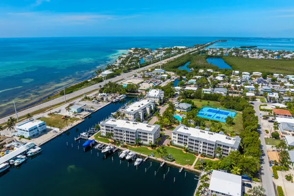 $1,375,000 | 101 Gulfview Drive, Unit 204 & 30' BOAT SLIP WITH LIFT, Islamorada, FL 33036