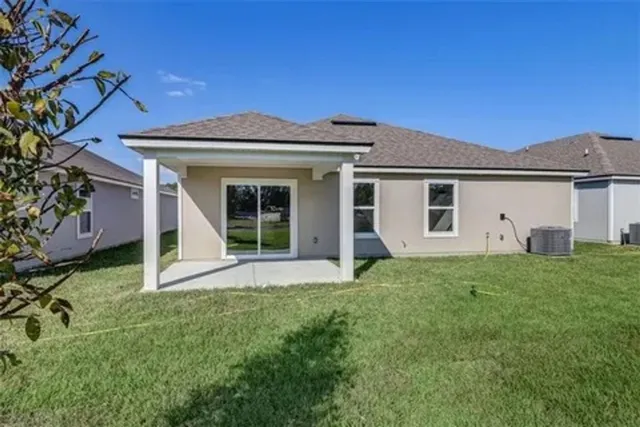a view of a house with a yard