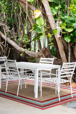 a view of a house with backyard