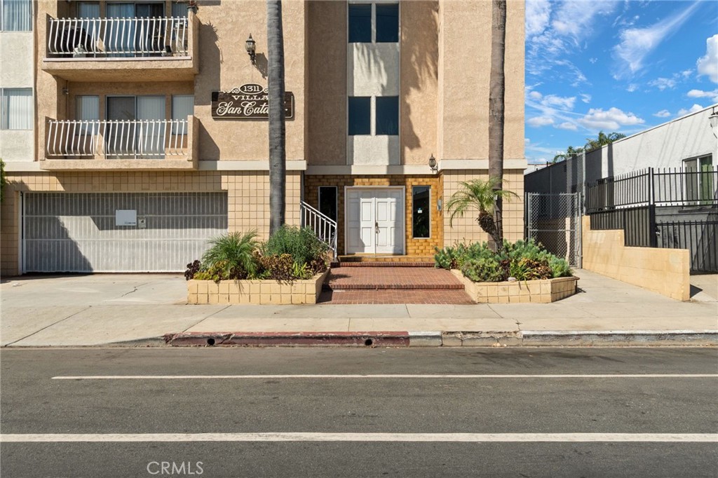 1311 South Grand Avenue, Unit 5 San Pedro, CA 90731 - Photo 16 of 20 a view of a street in the house