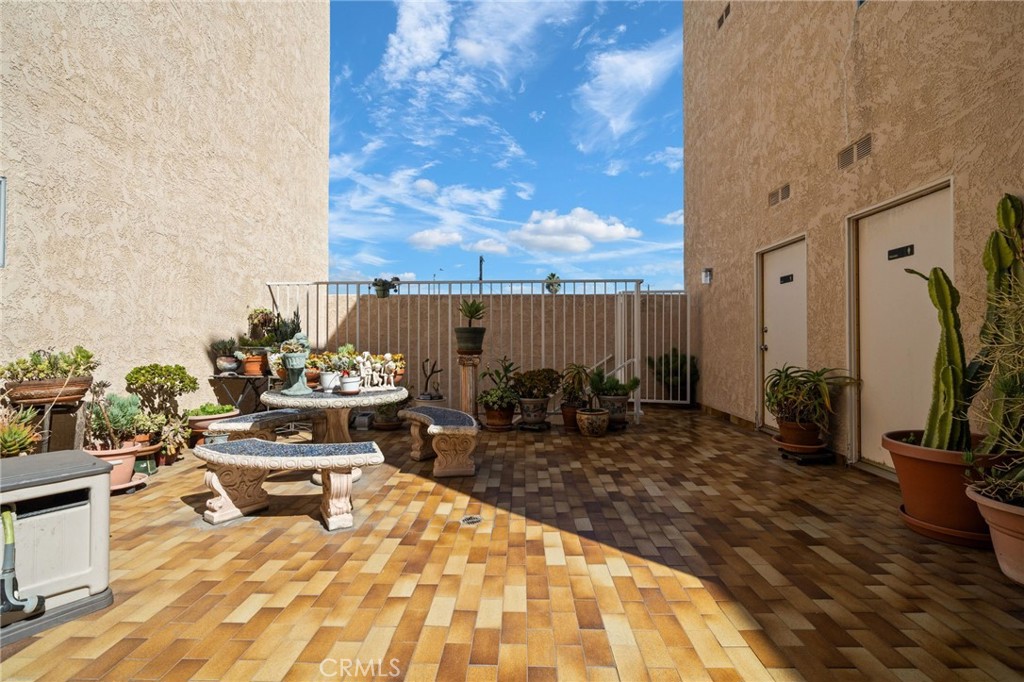 1311 South Grand Avenue, Unit 5 San Pedro, CA 90731 - Photo 18 of 20 a living room with couch