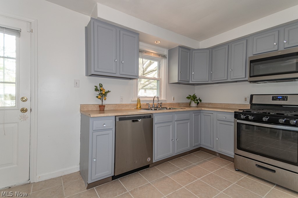 958 West Green Road Cleveland, OH 44121 - Photo 13 of 30 Gallery Image 13