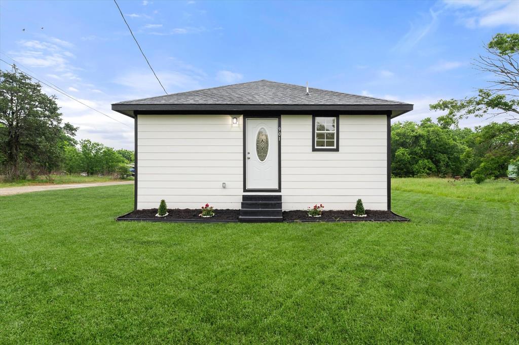 a view of a backyard of the house