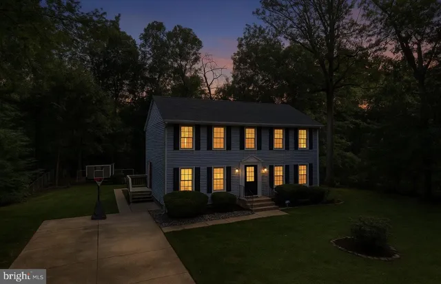 a view of house with a yard