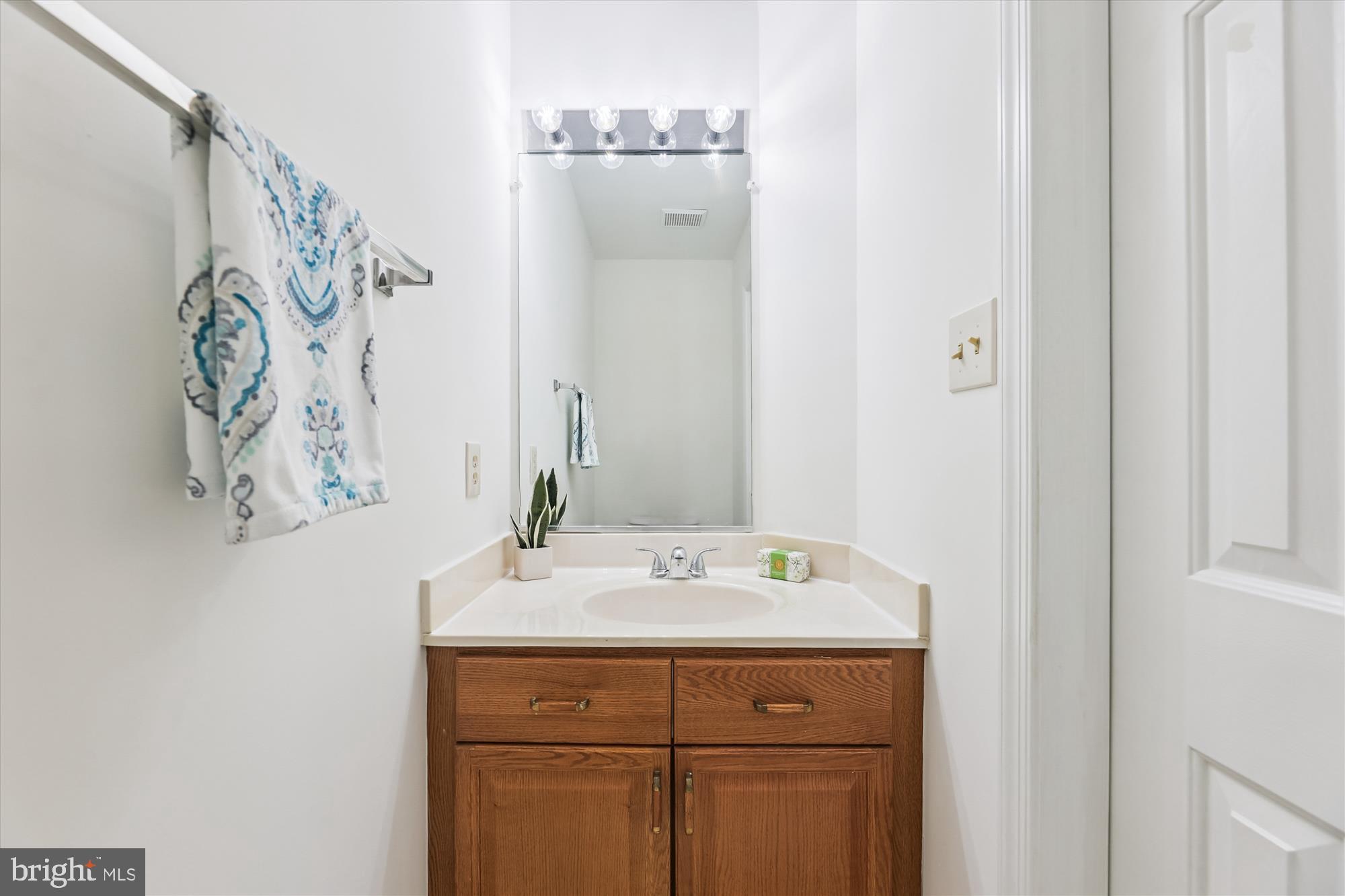 8840 Eagle Rock Lane Springfield, VA 22153 - Photo 5 of 52 a bathroom with a sink and a mirror