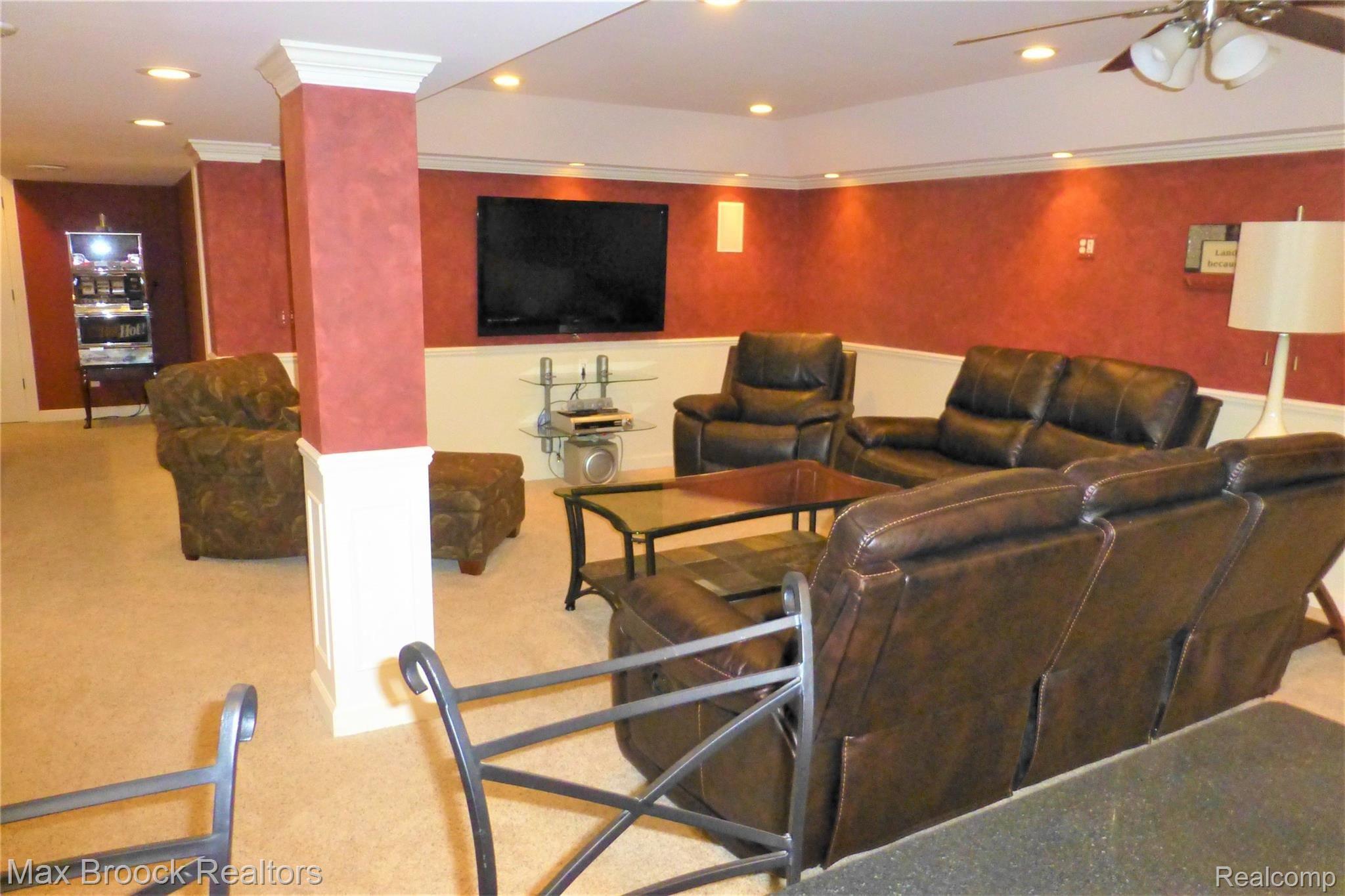 2767 York Road Rochester, MI 48309 - Photo 13 of 19 FAMILY ROOM TV INCLUDED IN SALE