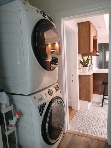 a view of a bedroom with washer and dryer