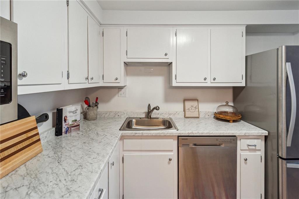 226 Wyngate Road Coraopolis, PA 15108 - Photo 2 of 32 Gallery Image 2