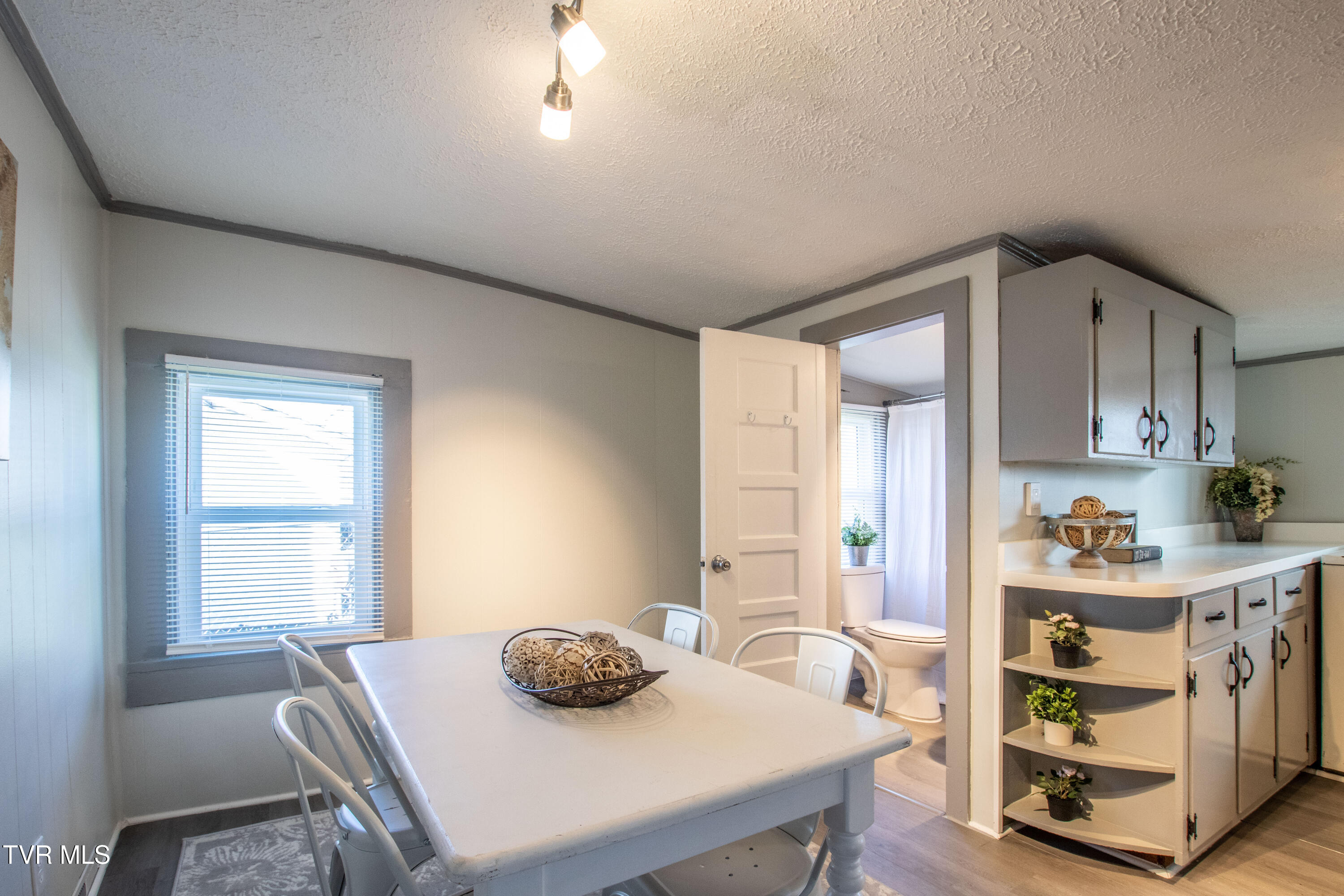 1826 Pittstown Road Bristol, VA 24201 - Photo 16 of 41 Bath Entrance