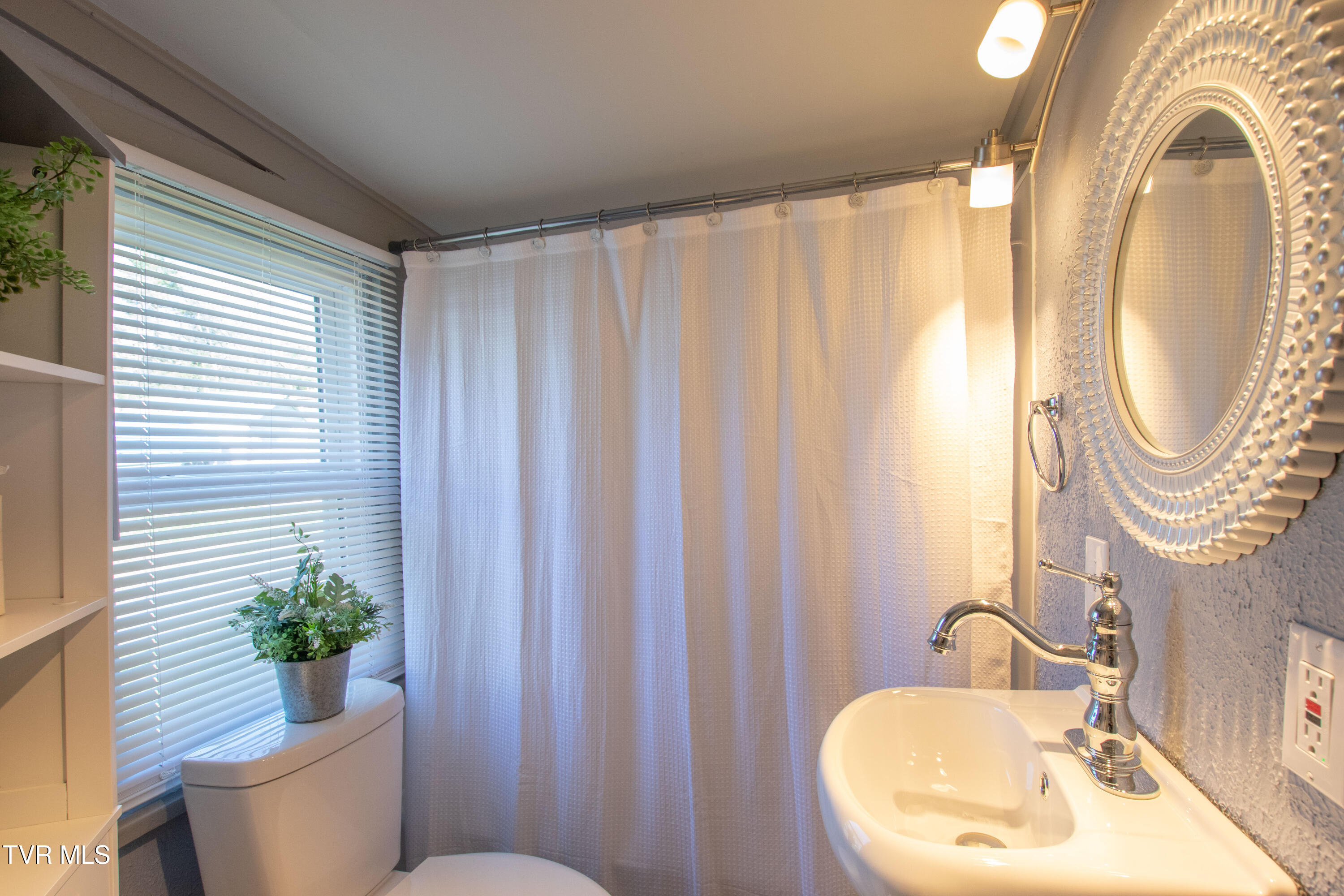 1826 Pittstown Road Bristol, VA 24201 - Photo 17 of 41 Bath