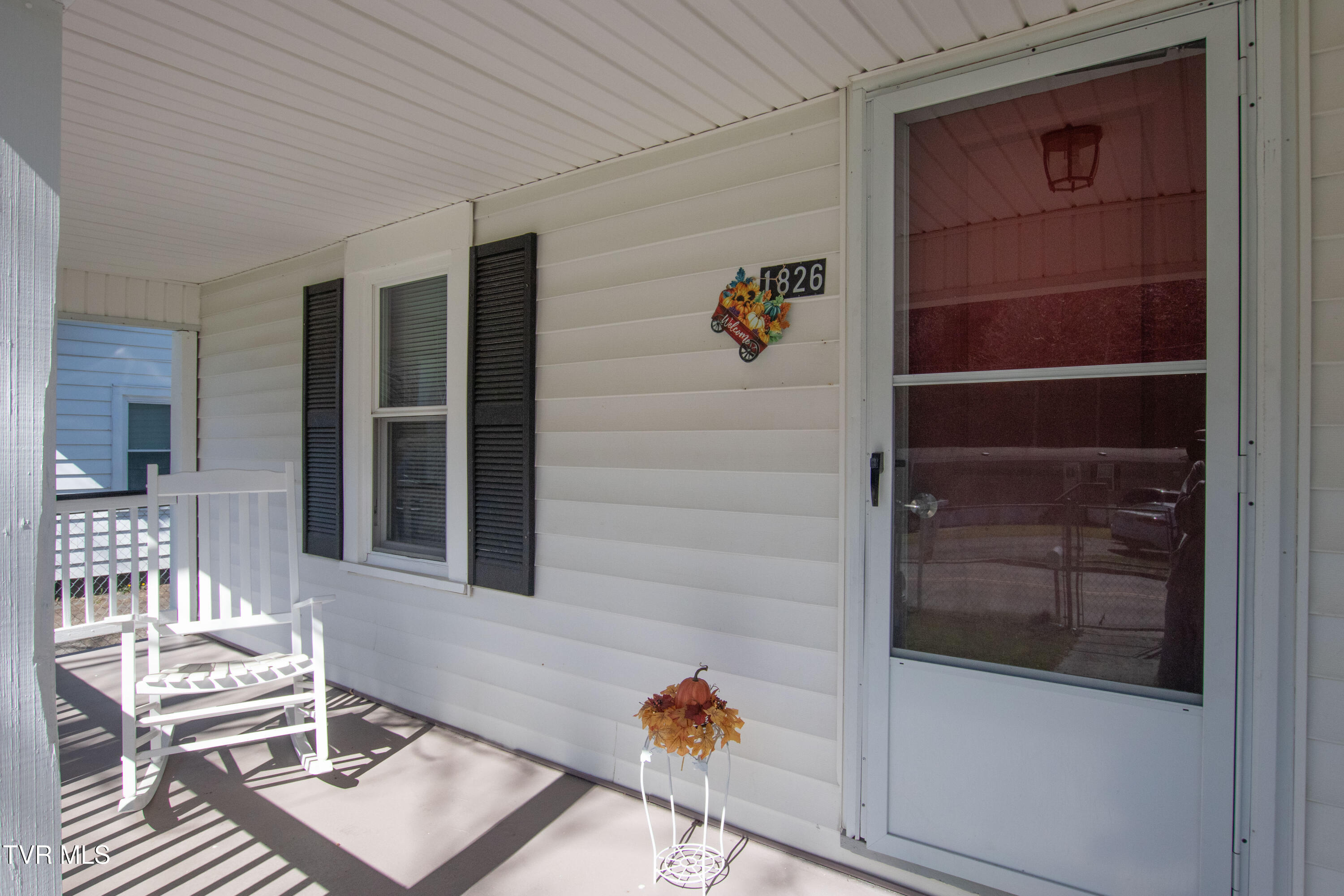 1826 Pittstown Road Bristol, VA 24201 - Photo 41 of 41 Front porch