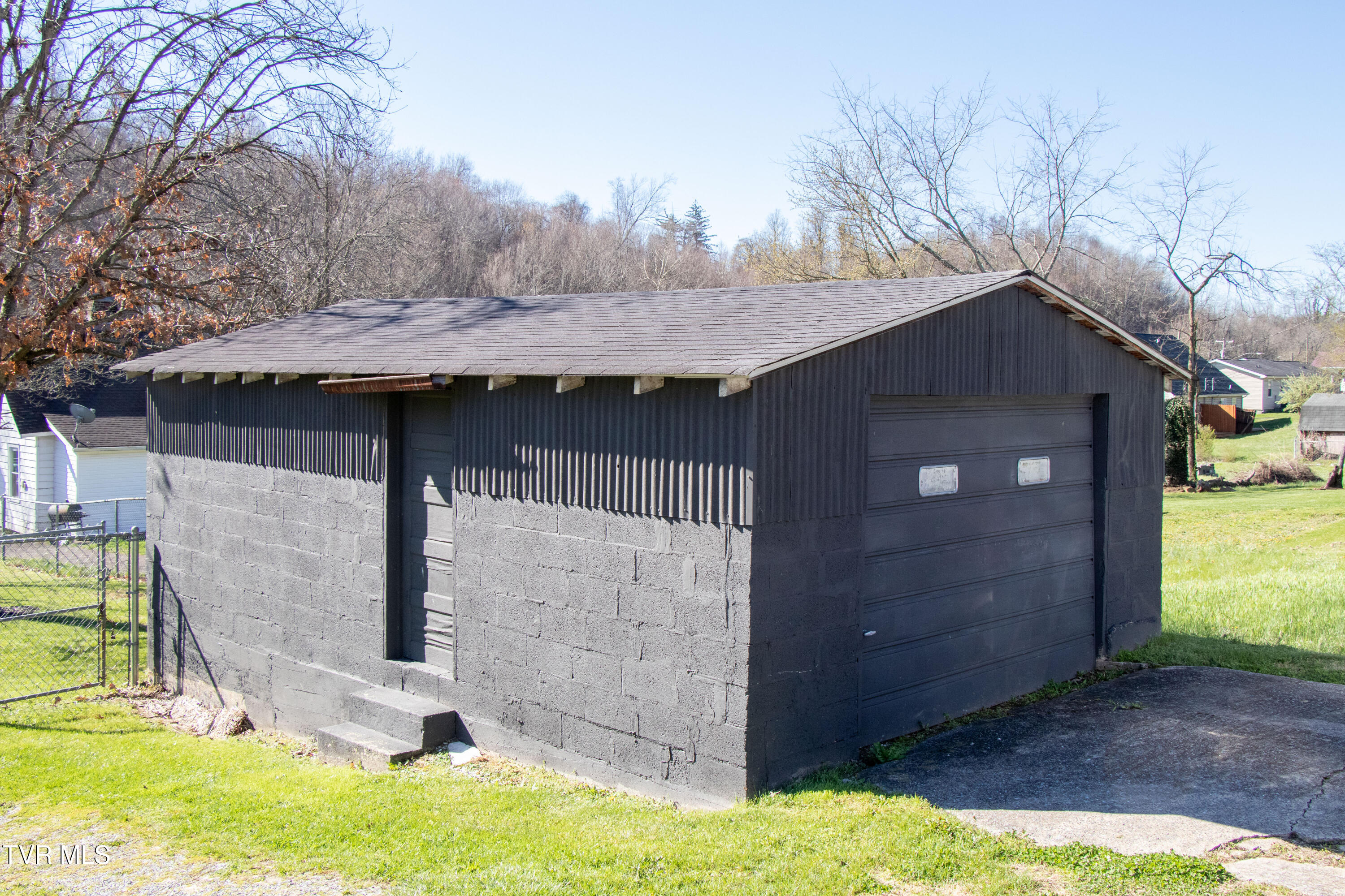 1826 Pittstown Road Bristol, VA 24201 - Photo 9 of 41 Garage