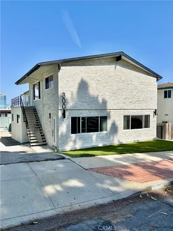 a view of a house with backyard and swimming pool