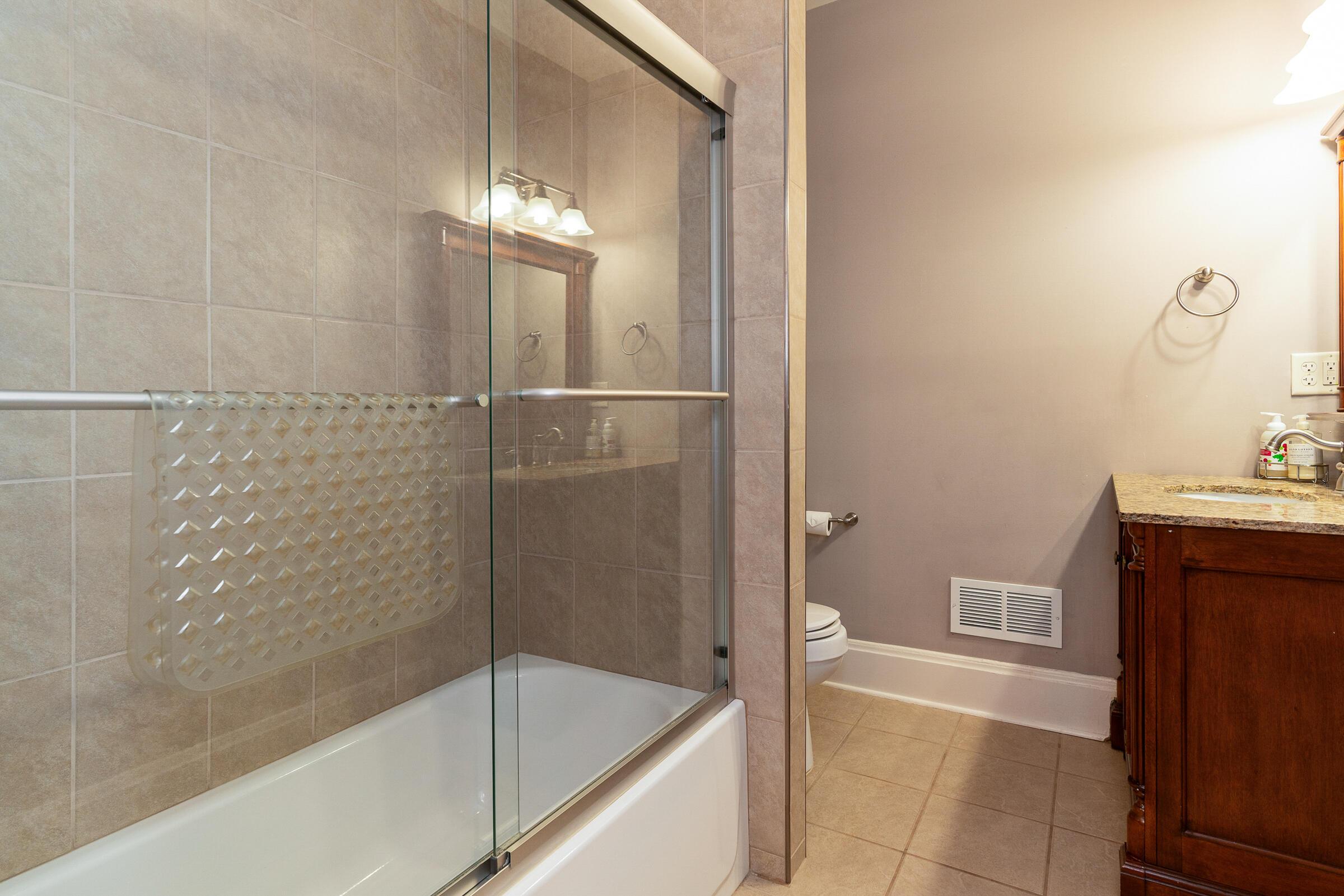 856 Neil Avenue Columbus, OH 43215 - Photo 25 of 42 Full bathroom