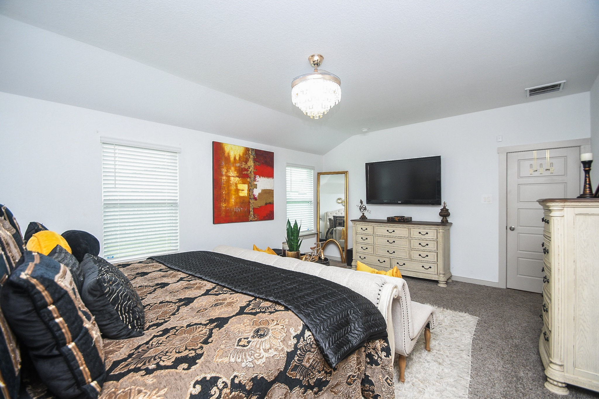 7723 Golden Rubia Lane Rosharon, TX 77583 - Photo 17 of 34 Natural light fills this inviting room, creating a warm retreat, while 2" blinds offer privacy and a cozy ambiance for the evening.