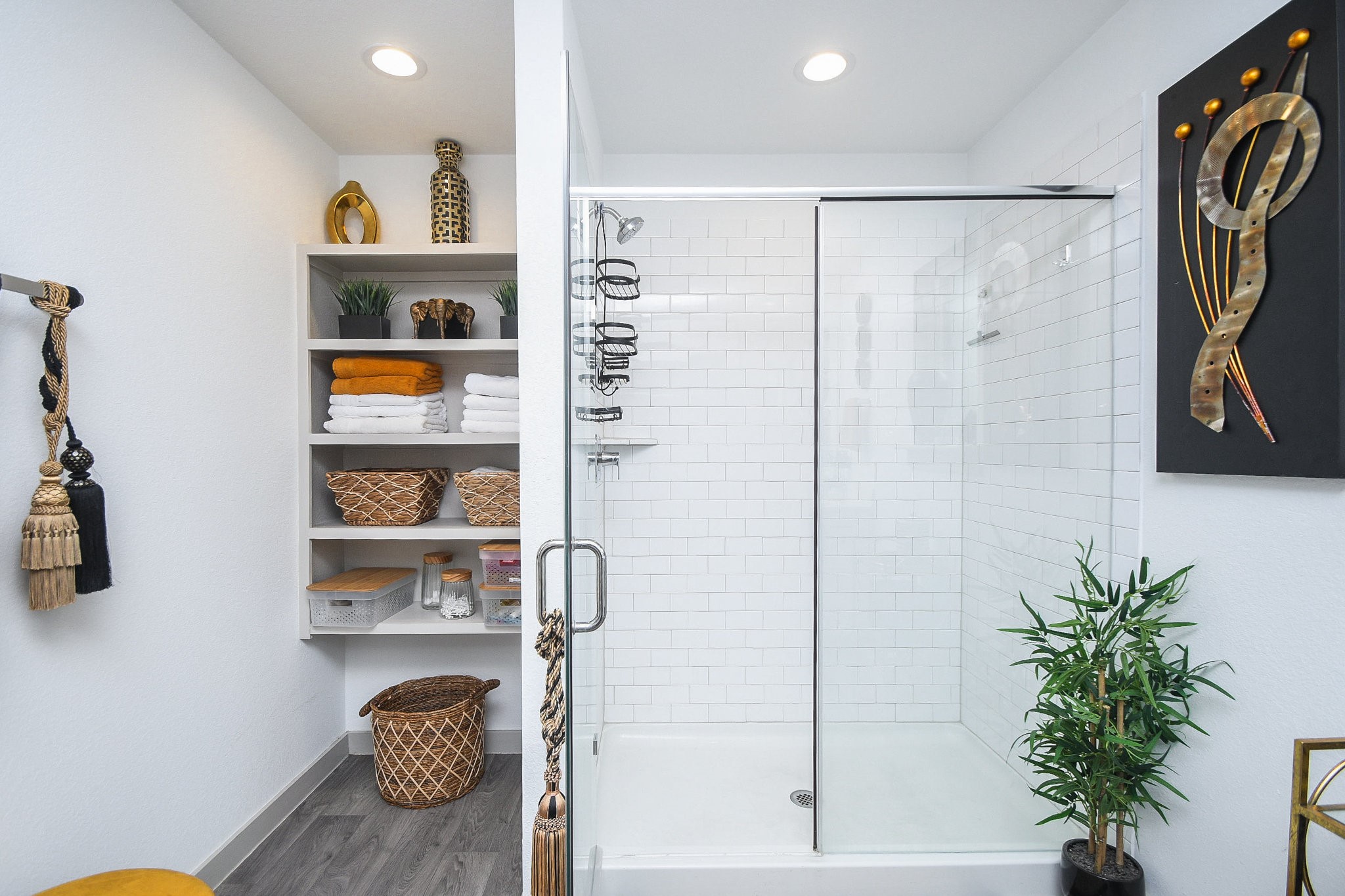 7723 Golden Rubia Lane Rosharon, TX 77583 - Photo 21 of 34 a view of bathroom with a potted plant on the shower