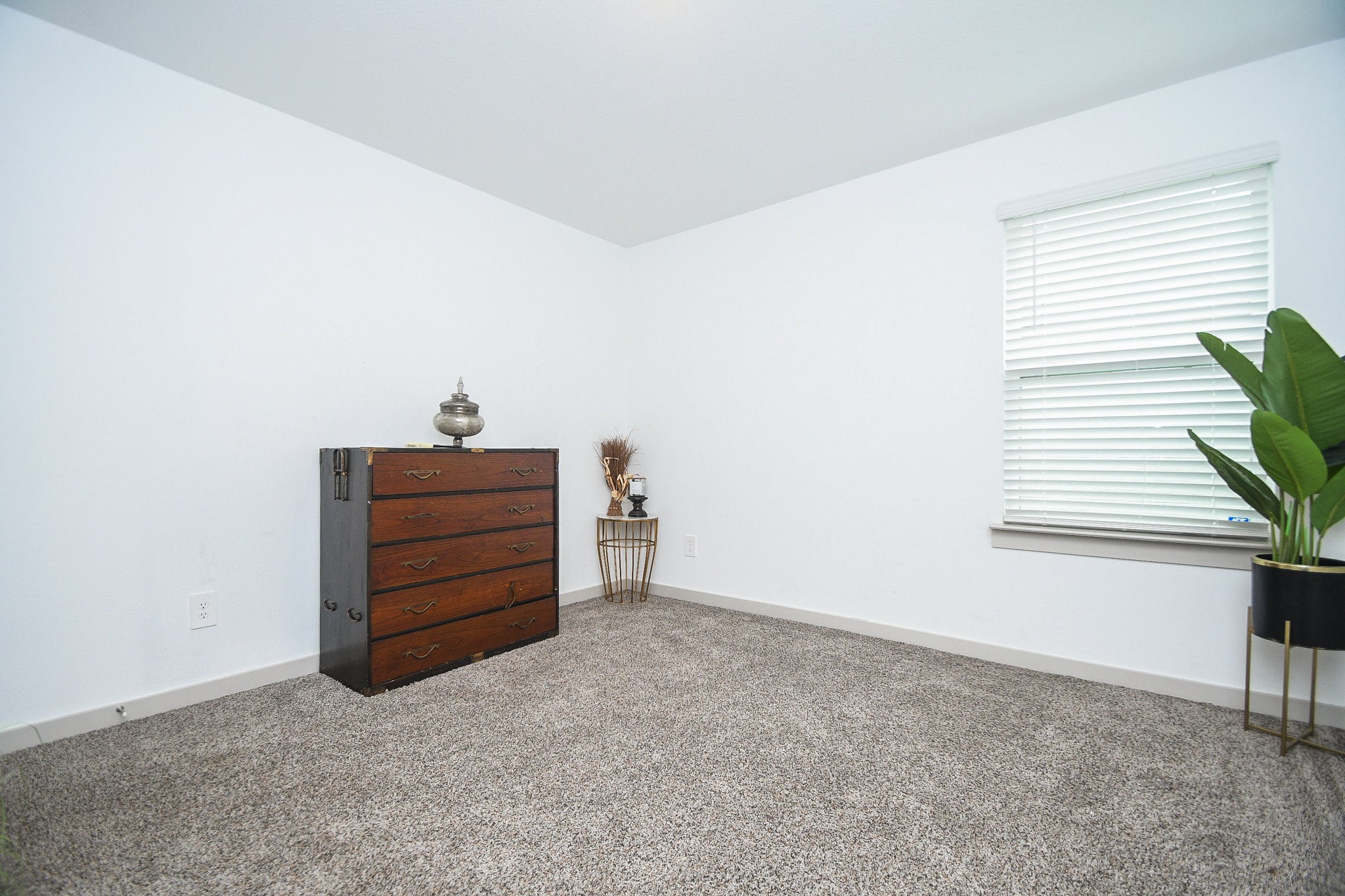 7723 Golden Rubia Lane Rosharon, TX 77583 - Photo 26 of 34 an empty room with windows and cabinet