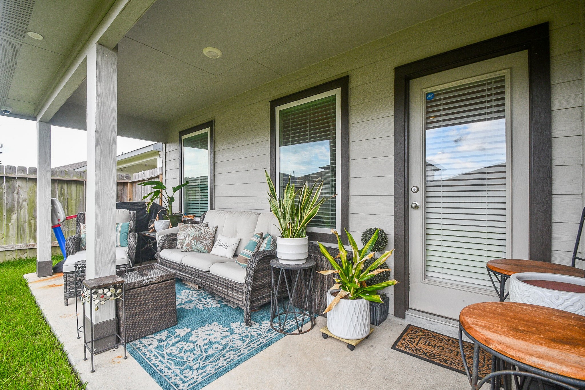 7723 Golden Rubia Lane Rosharon, TX 77583 - Photo 28 of 34 a living room filled with furniture and a potted plant