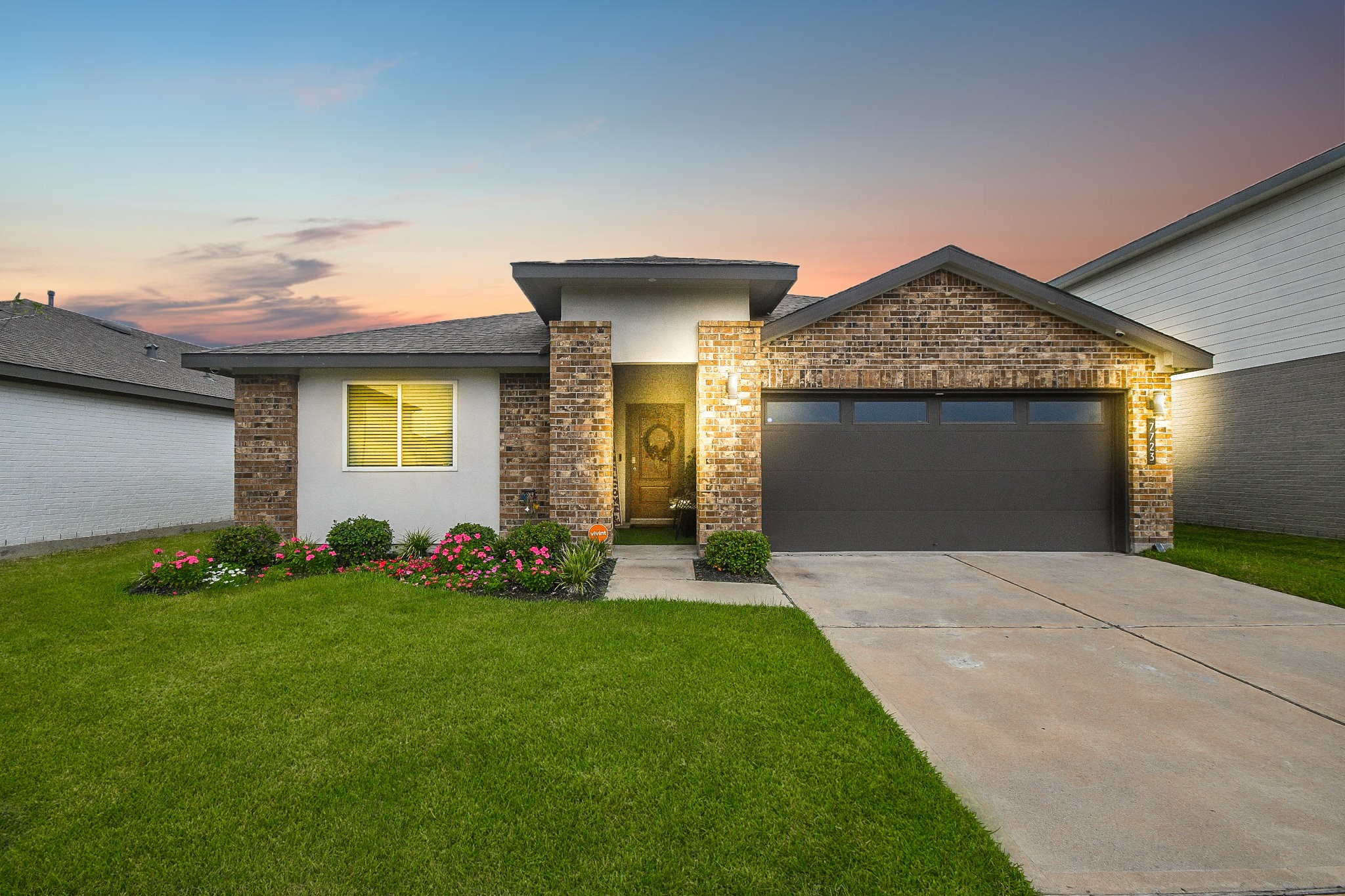 7723 Golden Rubia Lane Rosharon, TX 77583 - Photo 32 of 34 a front view of a house with a garden