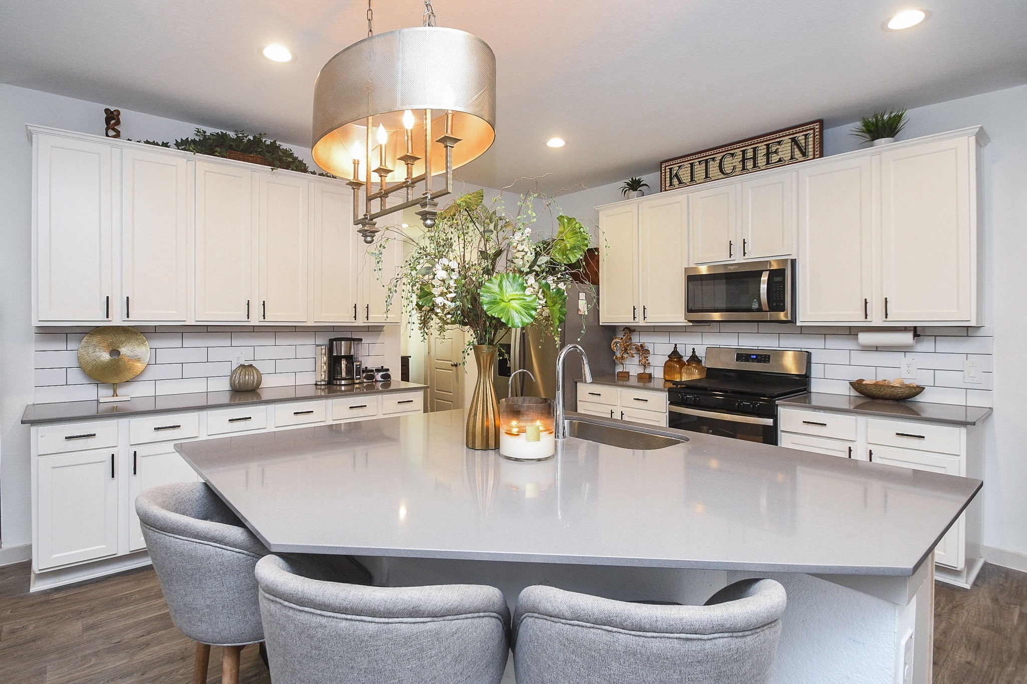 7723 Golden Rubia Lane Rosharon, TX 77583 - Photo 4 of 34 a kitchen with a dining table and chairs