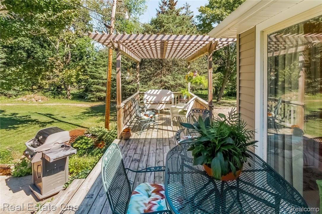 1435 East Gunn Road Rochester, MI 48306 - Photo 32 of 49 030-Deck-2058758-medium.jpg