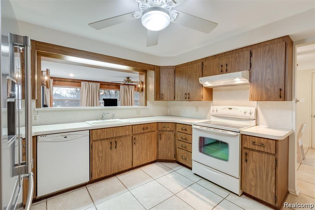 22104 Gill Road Farmington Hills, MI 48335 - Photo 6 of 39