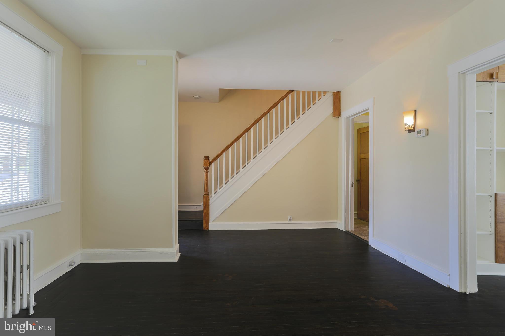 3425 Juneway Baltimore, MD 21213 - Photo 11 of 24 Living Room