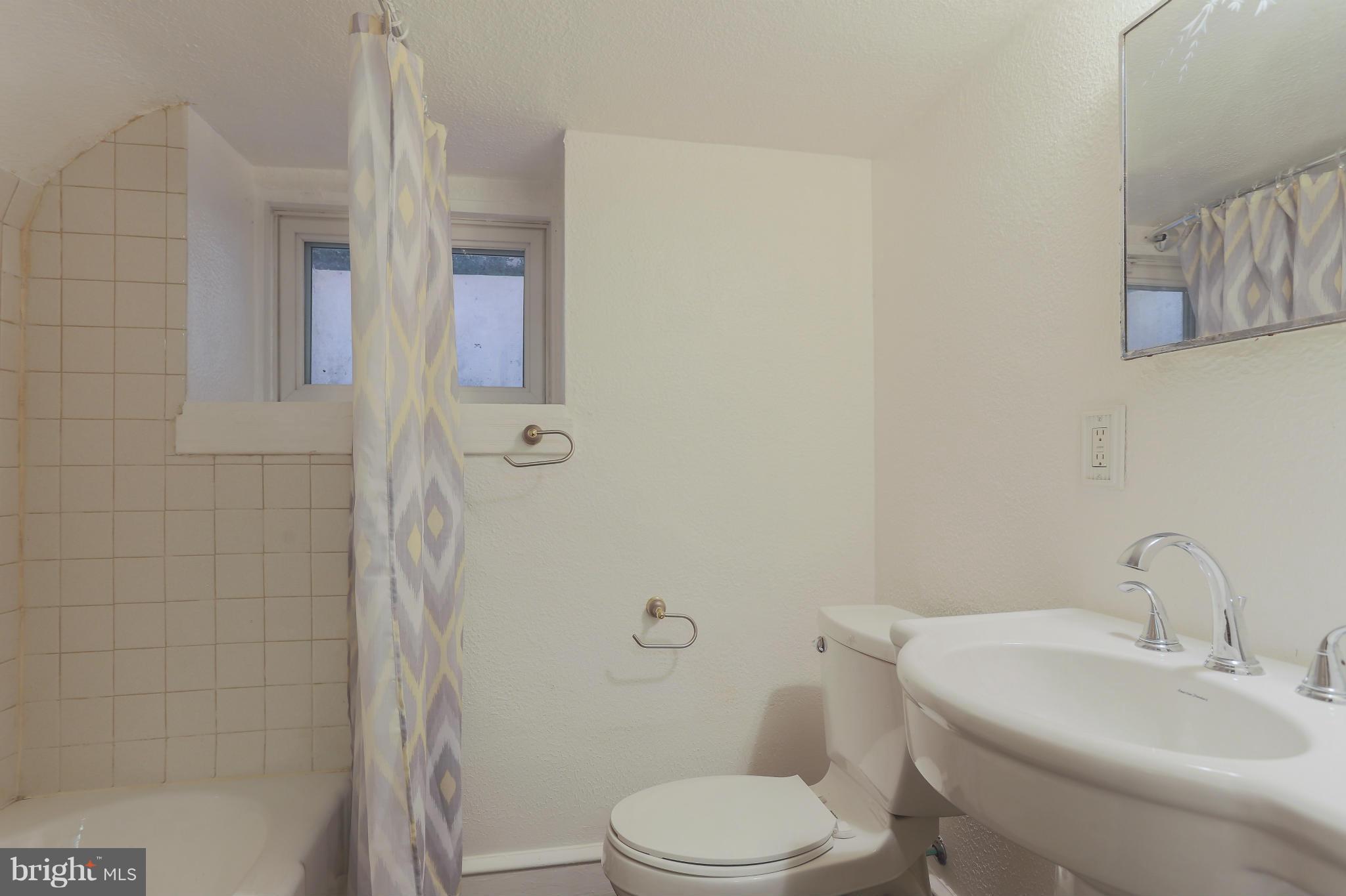 3425 Juneway Baltimore, MD 21213 - Photo 18 of 24 Bath