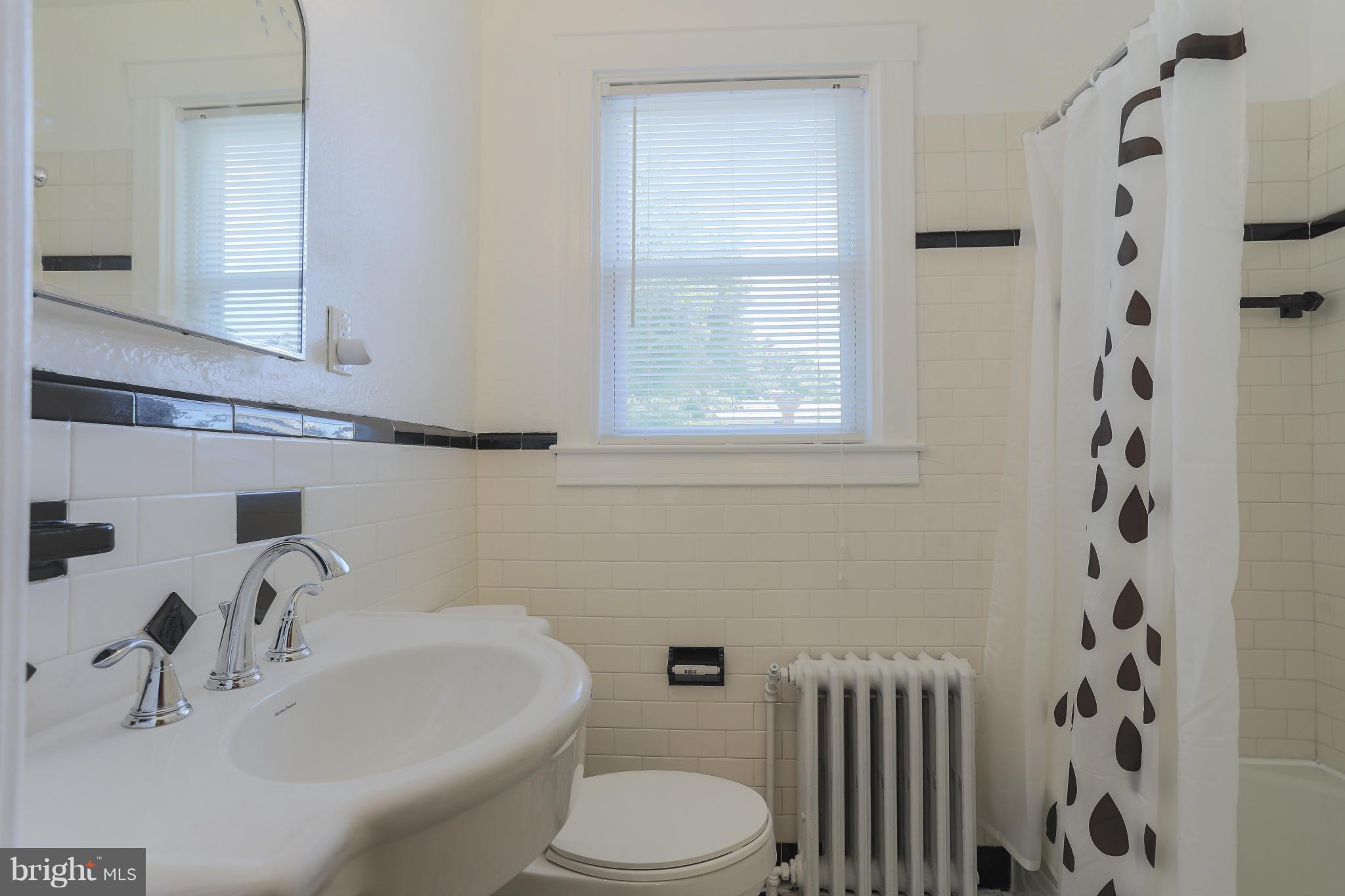 3425 Juneway Baltimore, MD 21213 - Photo 19 of 24 Bath