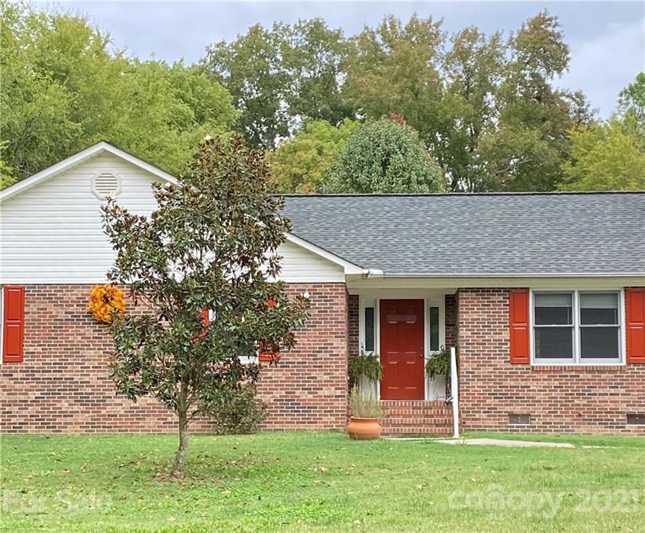 980 Coventry Road Kannapolis, NC 28081 - Photo 1 of 32 front view of a house with a yard