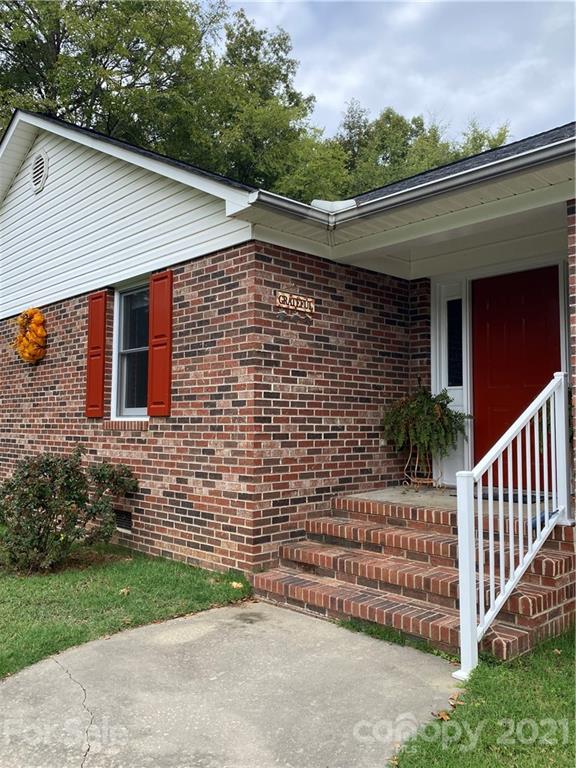980 Coventry Road Kannapolis, NC 28081 - Photo 2 of 32 a brick building with a yard