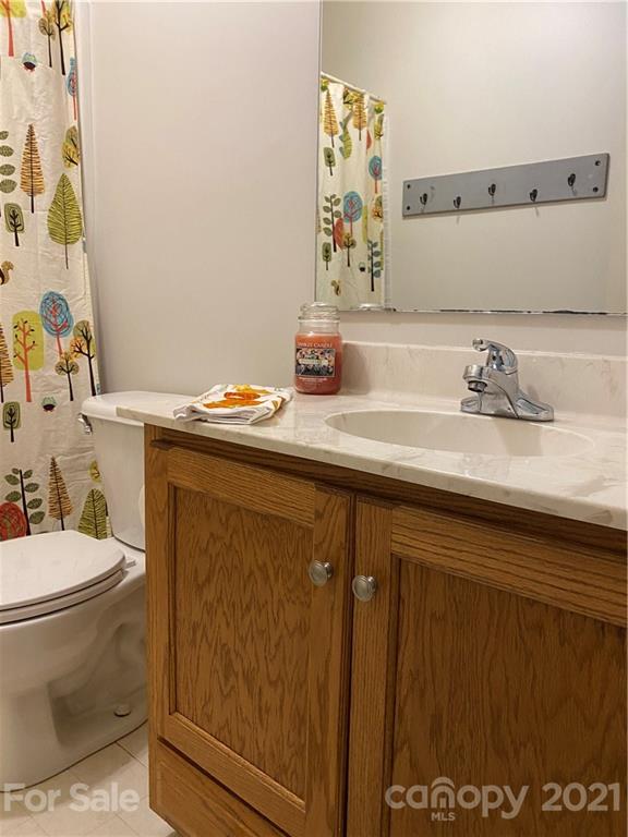 980 Coventry Road Kannapolis, NC 28081 - Photo 25 of 32 a bathroom with a sink toilet and mirror