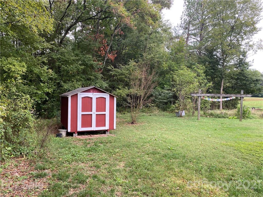 980 Coventry Road Kannapolis, NC 28081 - Photo 28 of 32 a view of a backyard with garden