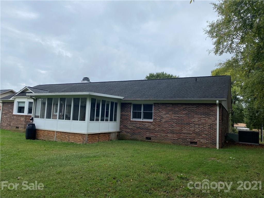980 Coventry Road Kannapolis, NC 28081 - Photo 3 of 32 a front view of a house with a yard
