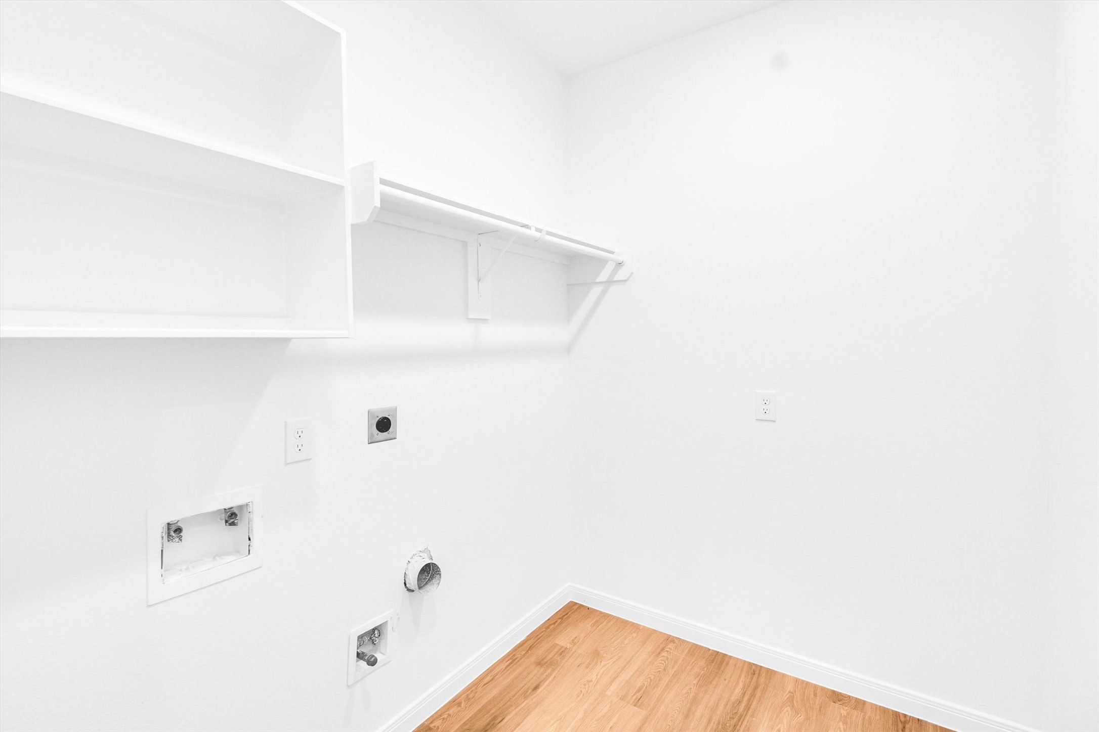 5323 Rue Street Houston, TX 77033 - Photo 16 of 34 a bathroom with a bathtub