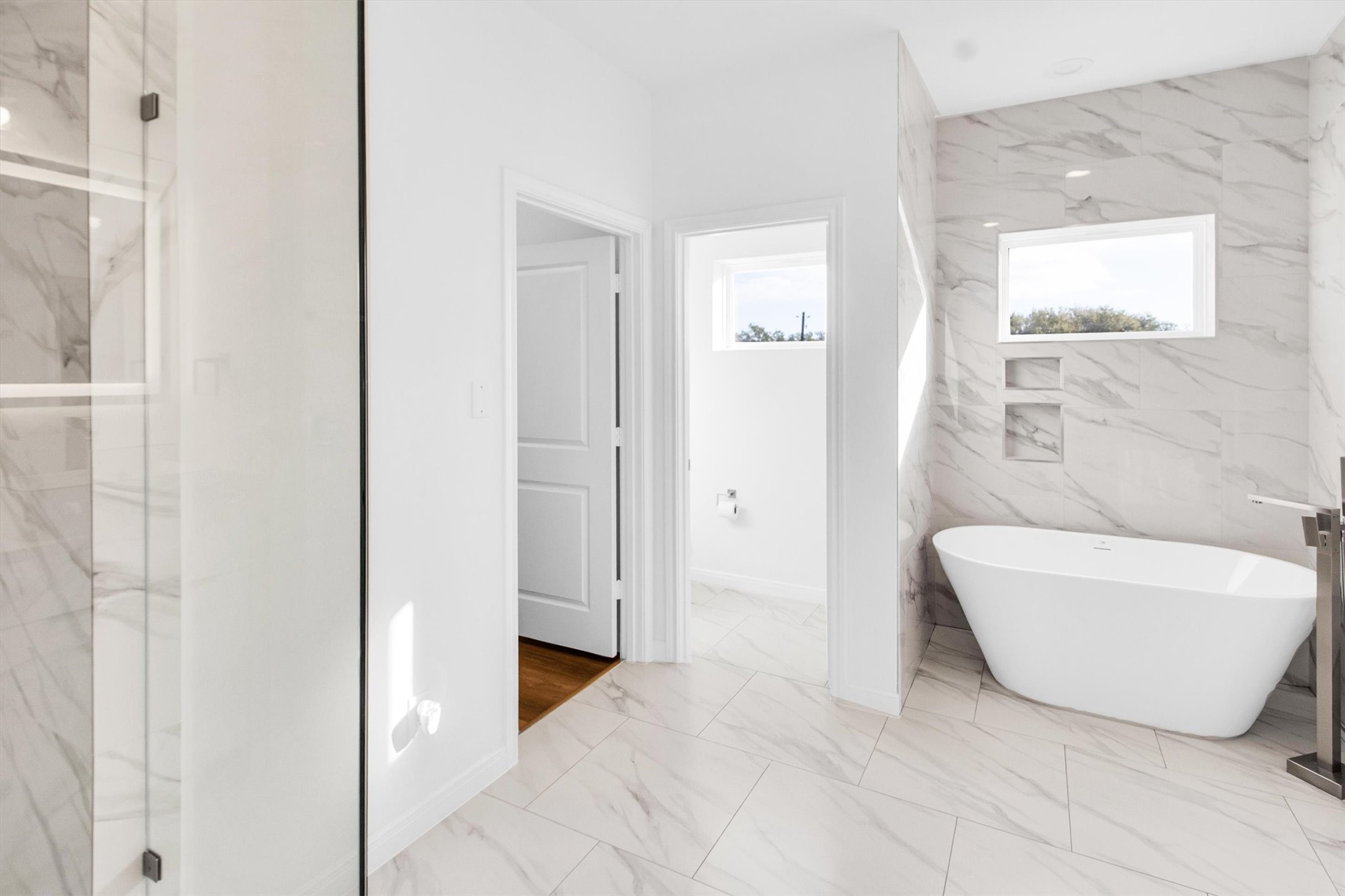 5323 Rue Street Houston, TX 77033 - Photo 20 of 34 a spacious bathroom with a bathtub and shower